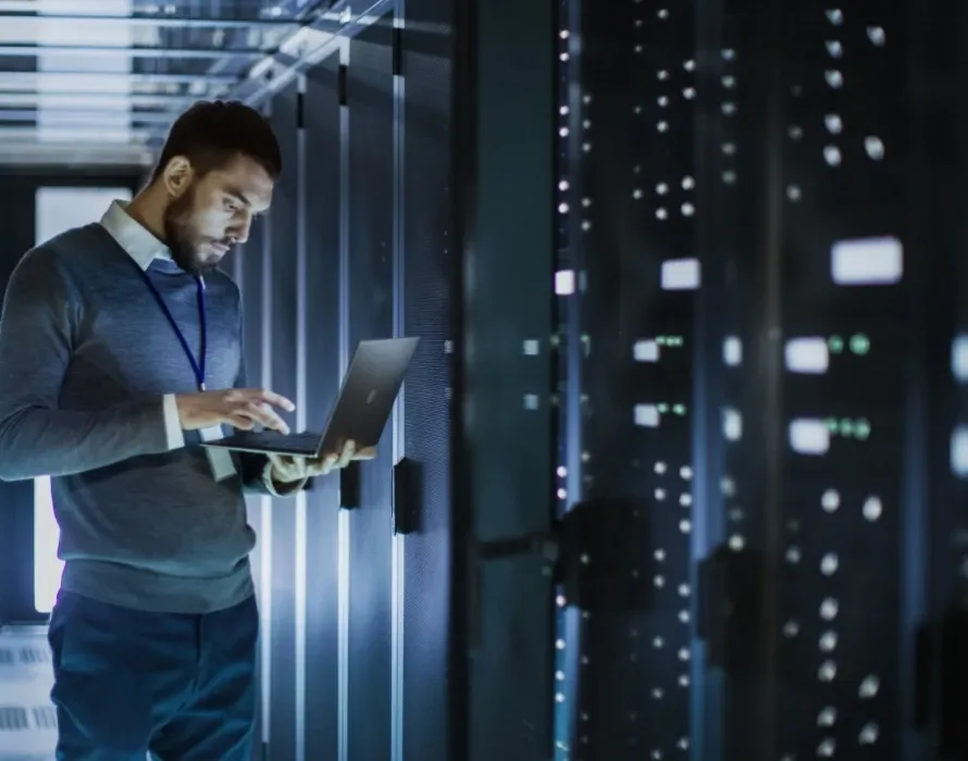 pracownik_w_serwerowni.webp